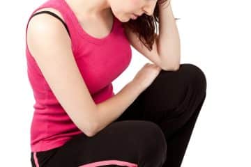 Une femme est déprimée quand elle voit son poids sur la balance