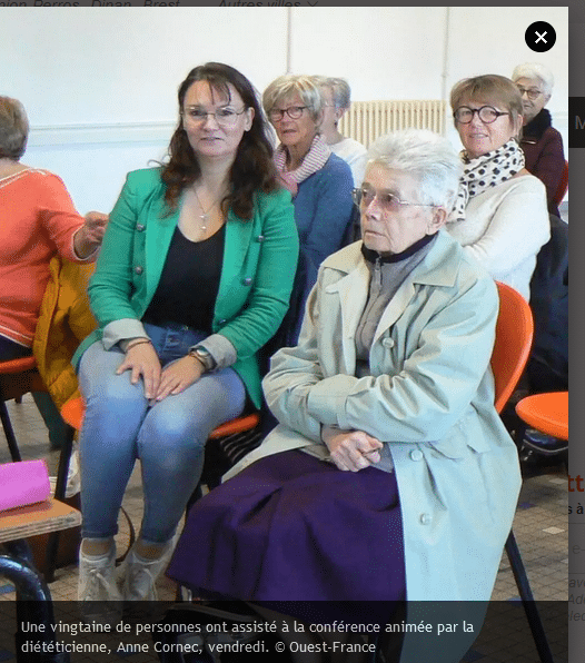 Anne Cornec diététicienne assise parmis les participants lors de la conférence sur l'alimentation des seniors