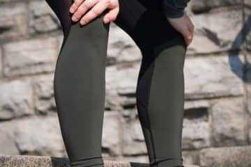 une femme en tenue de sport fait une pause dans son activité physique