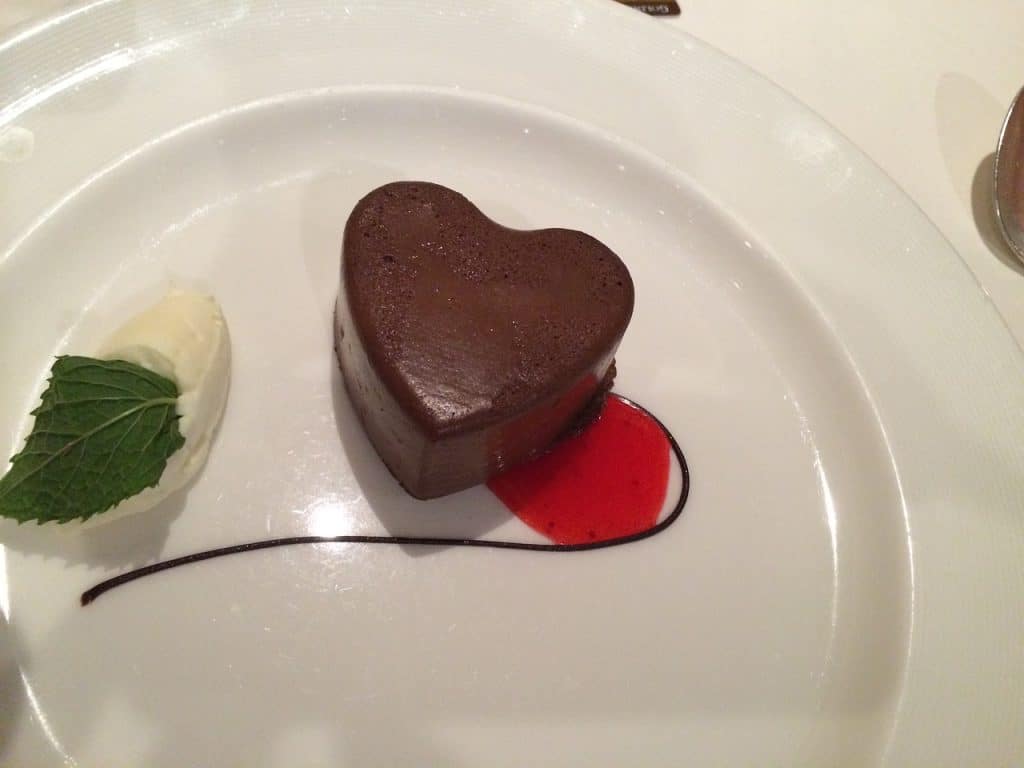dessert au chocolat en forme de coeur