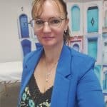 Anne CORNEC dieteticienne nutritionniste pose dans son bureau de SAINT-BRIEUC