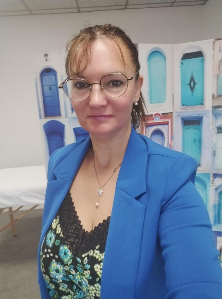 Anne CORNEC dieteticienne nutritionniste pose dans son bureau de SAINT-BRIEUC