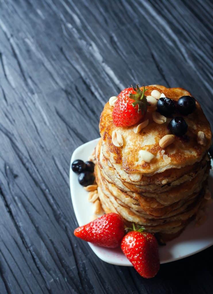 Des pancakes avec des fruits, pour le petit déjeuner, idéal avec un fromage blanc, un peu de beurre, pour apporter tous les nutriments idéaux pour un bon petit déjeuner pour perdre du poids sans régimes
