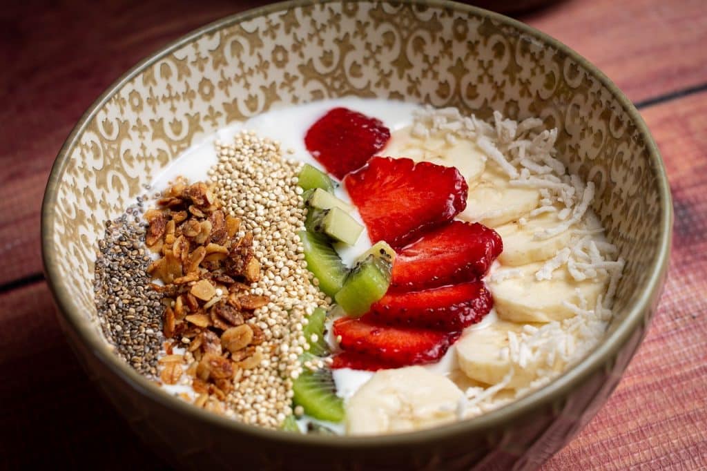 un bol équilibré et gourmand, avec des fruits, des flocons d'avoine, du fromage blanc pour manger équilibré et rester en bonne santé