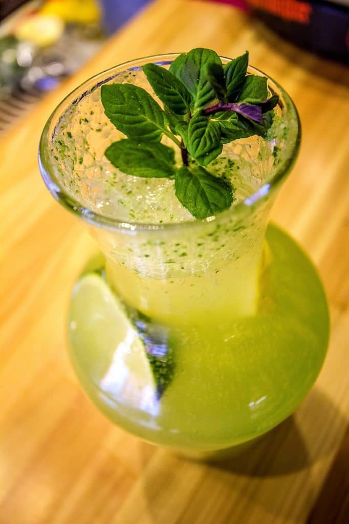 Une carafe de citron vert frais et de menthe pour se désaltérer en été