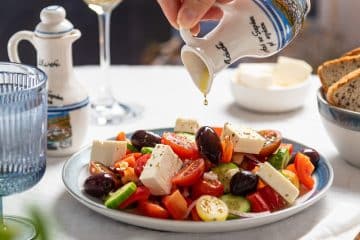 Une salade grecque (tomate, fêta, olive, herbes, huile d'olive)