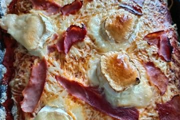 Une photo de pizza jambon fromage