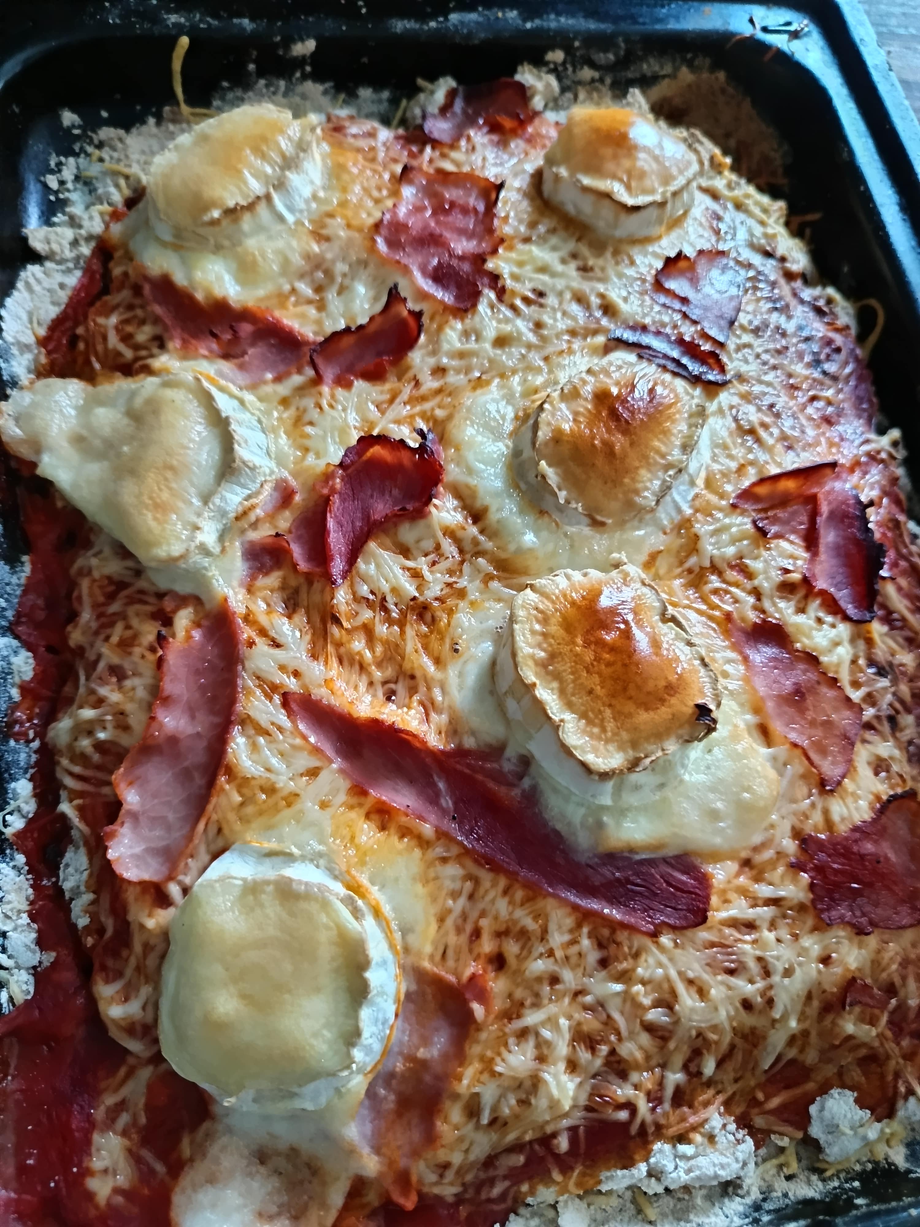 Une photo de pizza jambon fromage