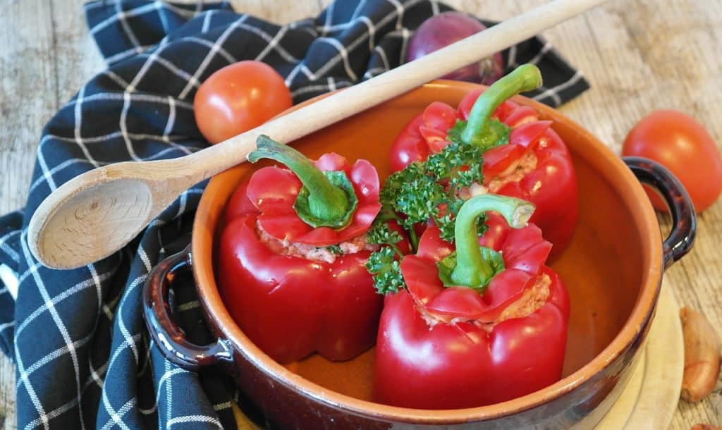 Un plat de poivrons farcis et de tomates sur le plan de travail