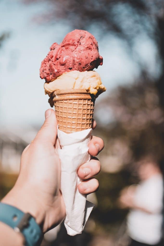 Un cône avec des boules de crème glacée rose