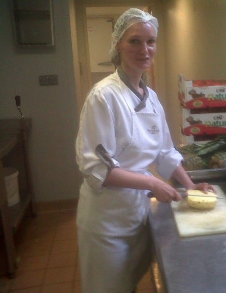 En tenue de cuisine en restauration collective