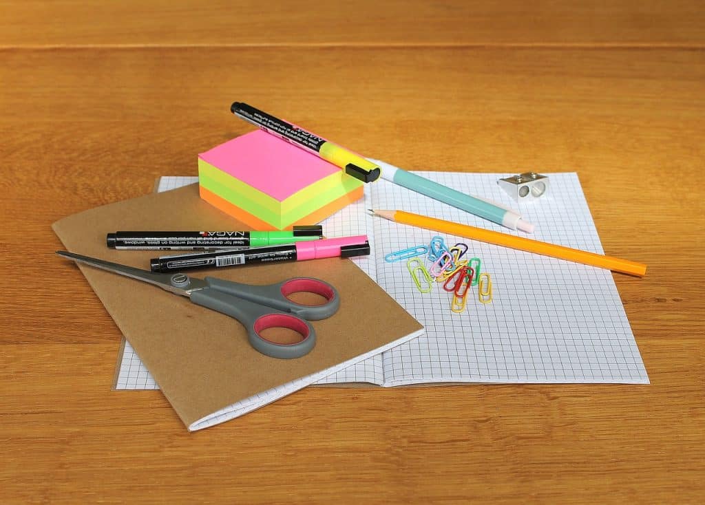 Un bureau, avec des agrafes, des crayons, des post-il de couleur : c'est la rentrée !