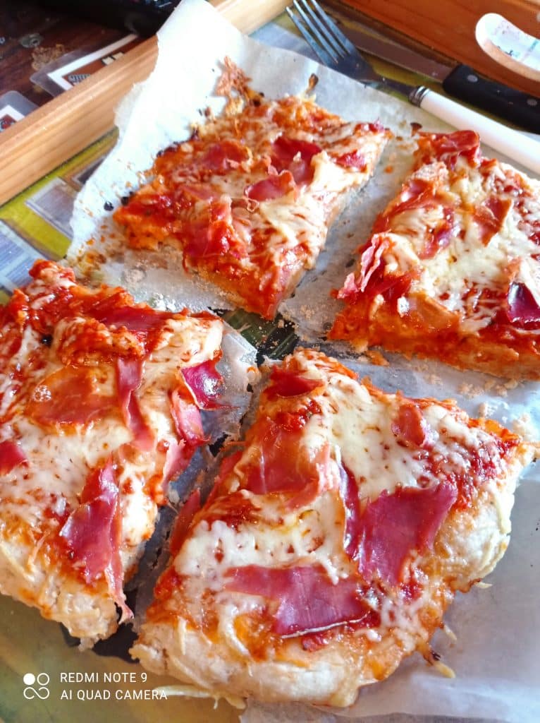 Une pizza maison découpée en quatre parts