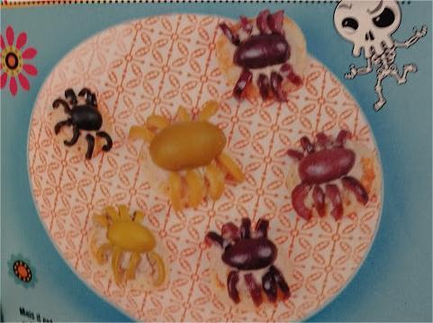 des toasts dans une assiette colorée, avec des formes d'araignée dessus pour Halloween