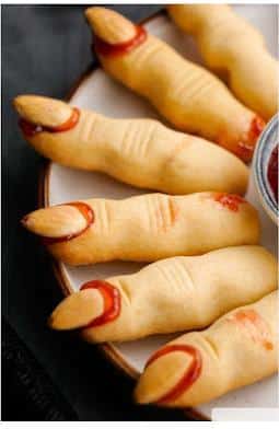Des doigts effrayants disposés sur une assiette, sont en fait des pâtisseries pour Halloween