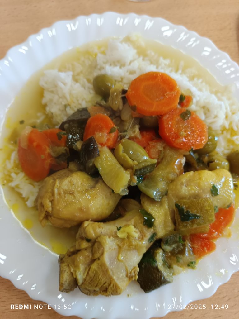 une assiette avec du riz, des légumes, du poulet