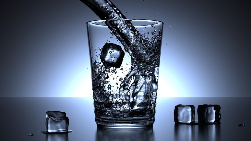 un verre d'eau et des glaçons